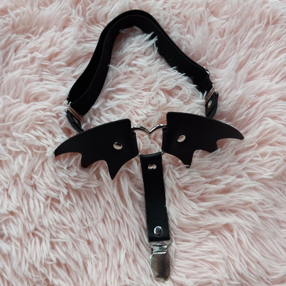 Vegan leather sexy thigh garter w/heart and bat wing detail- nwot - Picture 4 of 4